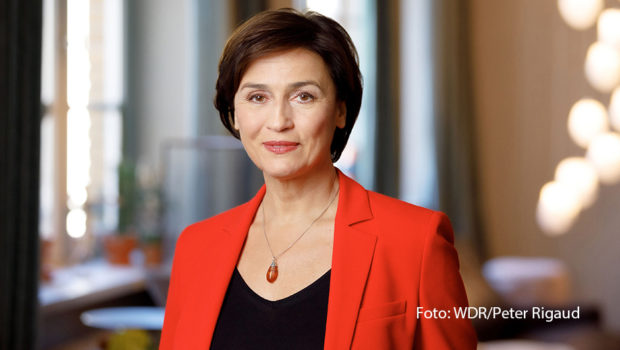 Seit mittlerweile 20 Jahren talkt Sandra Maischberger im Ersten. Am 13. September kehrt ihre Sendung „Maischberger“ nach der Sommerpause zurück. Zu Gast sind diesmal u.a. Bundestagsvizepräsidentin Katrin Göring-Eckardt und die CDU-Politikerin Julia Klöckner. (Foto: WDR/Peter Rigaud)