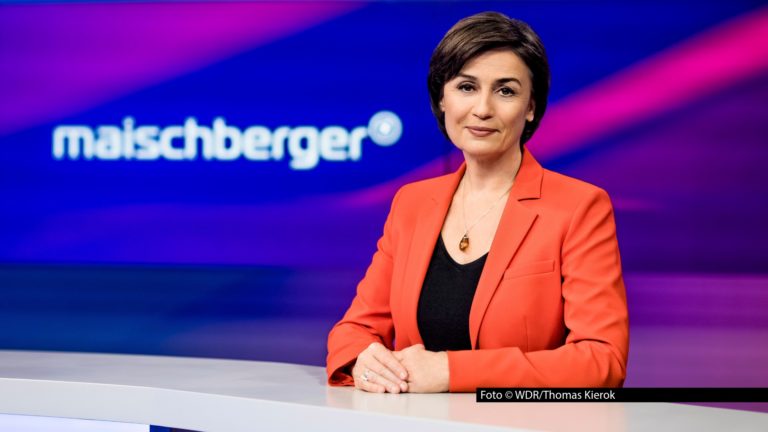 Die ARD-Talkshow „Maischberger“ unterbricht ihre Winterpause und sendet bereits am Dienstag, den 6. Januar, um 22:15 Uhr im Ersten eine neue Ausgabe. Grund dafür ist der militärische Angriff der USA auf Venezuela und die Festnahme von Präsident Nicolás Maduro. Foto © WDR/Thomas Kierok