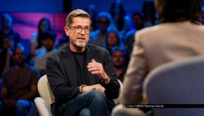 Die ARD-Talkshow „Maischberger“ meldet sich am 20. Januar offiziell aus der Winterpause zurück. Zum Jahresauftakt nimmt Gastgeberin Sandra Maischberger den Konflikt um Grönland genauer unter die Lupe. Zu ihren Gästen zählen am Abend Karl-Theodor zu Guttenberg und Peter Maffay. Foto © WDR/Thomas Kierok