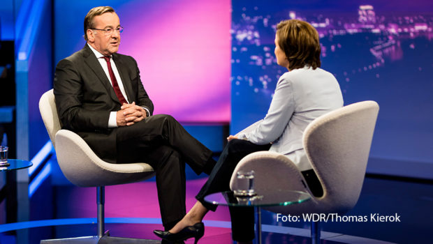 Am 24. April lädt Sandra Maischberger wieder zu einer neuen Ausgabe ihrer ARD-Talkshow ein. Diesmal stehen sowohl die Zukunft der Bundeswehr als auch die der US-Politik im Fokus. Zu Gast ist u.a. Bundesverteidigungsminister Boris Pistorius. (Foto: WDR/Thomas Kierok)