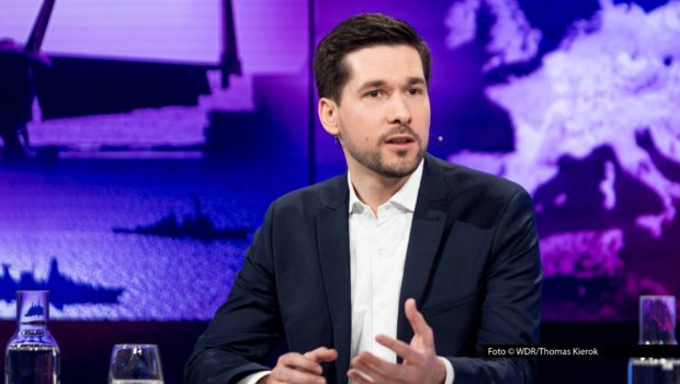 Am 5. November lädt Sandra Maischberger zu einer neuen Ausgabe ihre Talkshow im Ersten ein. Diesmal begrüßt sie u.a. den ARD-Korrespondenten Vassili Golod und den ehemaligen deutschen Botschafter in Moskau, Rüdiger von Fritsch. Foto © WDR/Thomas Kierok