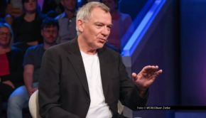 Linken-Parteichef Jan van Aken ist am 16. März zu Gast in der ARD-Talkshow „Maischberger“. Mit Moderatorin Sandra Maischberger und der FDP-Politikerin Marie-Agnes Strack-Zimmermann spricht er über die aktuelle Lage im Nahen Osten. Foto © WDR/Oliver Ziebe