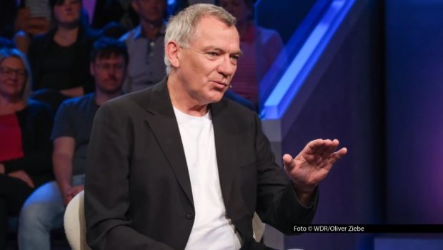 Linken-Parteichef Jan van Aken ist am 16. März zu Gast in der ARD-Talkshow „Maischberger“. Mit Moderatorin Sandra Maischberger und der FDP-Politikerin Marie-Agnes Strack-Zimmermann spricht er über die aktuelle Lage im Nahen Osten. Foto © WDR/Oliver Ziebe