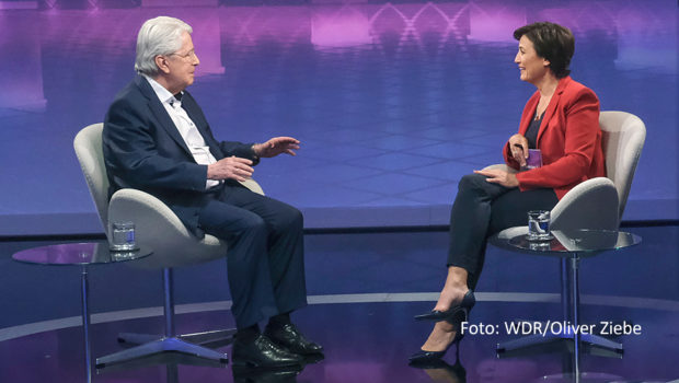 Am 26. April begrüßt Sandra Maischberger ab 22:50 Uhr in ihrer ARD-Talkshow u.a. Entertainer Frank Elstner. Gemeinsam sprechen sie über Elstners Leben nach den großen TV-Shows und sein Engagement für bedrohte Tierarten. (Foto: WDR/Oliver Ziebe)