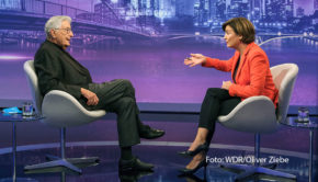 Am 12. Juli verabschiedet Sandra Maischberger sich mit ihrer ARD-Talkshow in die Sommerpause. In der vorerst letzten Ausgabe begrüßt sie u.a. zwei Ex-Bundesminister: Gerhart Baum (FDP) und Peer Steinbrück (SPD). Ebenfalls zu Gast ist der emeritierte Fußballkommentator Béla Réthy. (Foto: WDR/Oliver Ziebe)