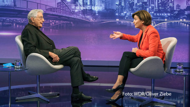 Am 12. Juli verabschiedet Sandra Maischberger sich mit ihrer ARD-Talkshow in die Sommerpause. In der vorerst letzten Ausgabe begrüßt sie u.a. zwei Ex-Bundesminister: Gerhart Baum (FDP) und Peer Steinbrück (SPD). Ebenfalls zu Gast ist der emeritierte Fußballkommentator Béla Réthy. (Foto: WDR/Oliver Ziebe)
