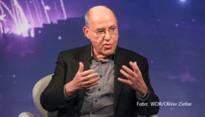 Am 31. Januar geht Moderatorin Sandra Maischberger gemeinsam mit ihren Gästen der Frage auf den Grund, warum die Ampelregierung derzeit immer stärker auf Kritik in der deutschen Bevölkerung stößt. Zu den Gästen der neuen „Maischberger“-Ausgabe zählen u.a. die Politiker Gregor Gysi und Christian Dürr. (Foto: WDR/Oliver Ziebe)