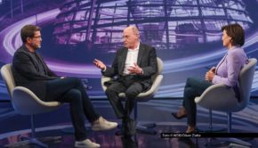 Nach dem Ende der parlamentarischen Sommerpause beginnt am 16. September auch für die ARD-Talkshow „Maischberger“ der Arbeitsalltag. In der ersten Ausgabe sind u.a. die beiden Podcast-Buddies Karl-Theodor zu Guttenberg und Gregor Gysi zu Gast. Foto © WDR/Oliver Ziebe