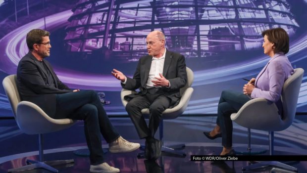Nach dem Ende der parlamentarischen Sommerpause beginnt am 16. September auch für die ARD-Talkshow „Maischberger“ der Arbeitsalltag. In der ersten Ausgabe sind u.a. die beiden Podcast-Buddies Karl-Theodor zu Guttenberg und Gregor Gysi zu Gast. Foto © WDR/Oliver Ziebe