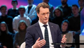 Die Bundesregierung hat für die kommenden Monate einen „Herbst der Reformen“ angekündigt. Welche Veränderungen damit konkret verbunden sind, erläutert der nordrhein-westfälische Ministerpräsident und CDU-Politiker Hendrik Wüst am 23. September in einer neuen Ausgabe der ARD-Talkshow „Maischberger“. Foto © WDR/Melanie Grande