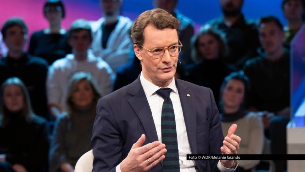 Die Bundesregierung hat für die kommenden Monate einen „Herbst der Reformen“ angekündigt. Welche Veränderungen damit konkret verbunden sind, erläutert der nordrhein-westfälische Ministerpräsident und CDU-Politiker Hendrik Wüst am 23. September in einer neuen Ausgabe der ARD-Talkshow „Maischberger“. Foto © WDR/Melanie Grande