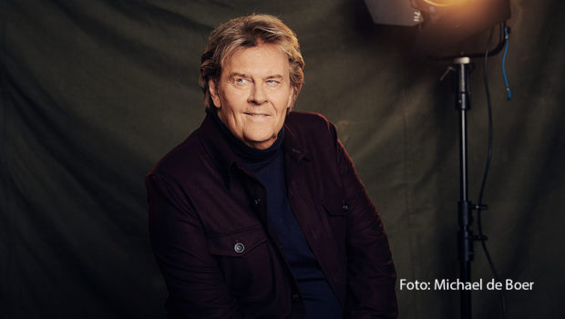 Zum Start in den Sommer geht’s für Schlagerikone Howard Carpendale auf seine große „Let’s Do It Again“-Tour durch ganz Deutschland. Zuvor macht der Musiker jedoch am 5. März Halt in einer neuen Ausgabe der ARD-Talkshow „Maischberger“. (Foto: Michael de Boer)