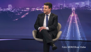 Am 21. Februar begrüßt Sandra Maischberger Bundesarbeitsminister Hubertus Heil zu einer neuen Ausgabe ihrer ARD-Talkshow. Eines der Themen, zu denen der SPD-Politiker Stellung beziehen wird, sind die hohen Sozialausgaben angesichts einer derzeitig schwächelnden Wirtschaft im Land. (Foto: WDR/Oliver Ziebe)