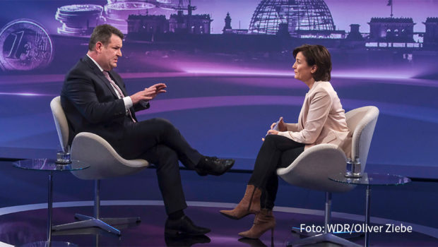 Am 23 Februar 2025 wird‘s wohl Neuwahlen geben. Wie verläuft der Weg dahin? Sandra Maischberger hat schon mal am 12. November Gäste im Studio, die es wissen könnten. Zu ihnen gehören u.a. Bundesarbeitsminister Hubertus Heil und CDU-Politikerin Julia Klöckner. (Foto: WDR/Oliver Ziebe)