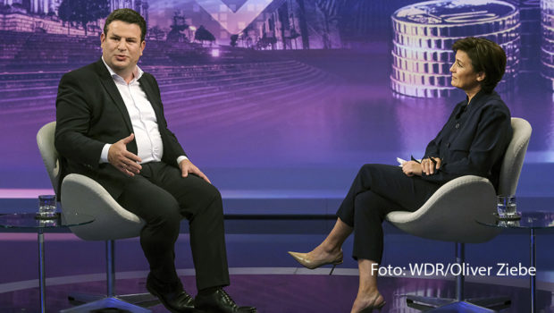 Am heutigen Abend zeigt die ARD eine neue Ausgabe der Talkshow „Maischberger“. Sandra Maischberger spricht u.a. mit Bundesarbeitsminister Hubertus Heil und dem stellvertretenden CDU-Vorsitzende Carsten Linnemann über den akuten Fachkräftemangel in Deutschland. (Foto: WDR/Oliver Ziebe)
