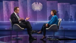 Am 6. Oktober zeigt das Erste eine neue Ausgabe von „Maischberger“. Diesmal diskutiert Moderatorin Sandra Maischberger u.a. mit dem CDU-Fraktionsvorsitzenden Jens Spahn über die seit Langem angekündigten Reformen in der Sozialpolitik. Foto © Maischberger