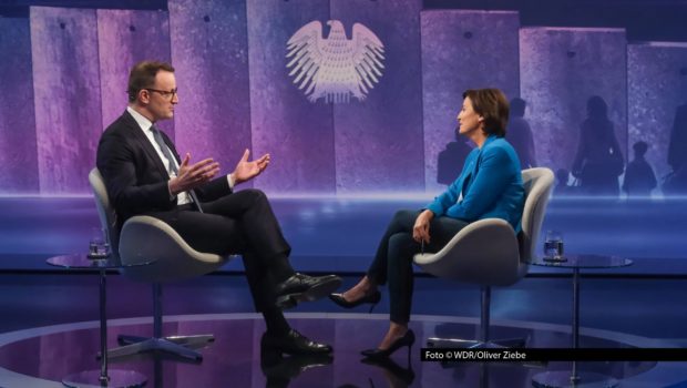 Am 6. Oktober zeigt das Erste eine neue Ausgabe von „Maischberger“. Diesmal diskutiert Moderatorin Sandra Maischberger u.a. mit dem CDU-Fraktionsvorsitzenden Jens Spahn über die seit Langem angekündigten Reformen in der Sozialpolitik. Foto © Maischberger