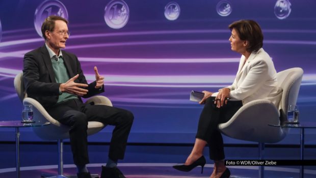 In der neuesten Ausgabe ihrer ARD-Talkshow begrüßt Sandra Maischberger diesmal u.a. Ex-Gesundheitsminister Karl Lauterbach, die Wirtschaftsweise Monika Schnitzer und „Die Zeit“-Chefredakteur Giovanni di Lorenzo. Es geht um Rente in Deutschland und Frieden in der Ukraine. Foto © WDR/Oliver Ziebe