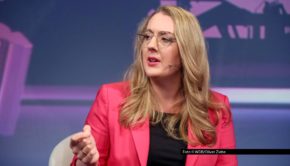 Am 17. September begrüßt Sandra Maischberger u. a. die Grünen-Politikerin Katharina Dröge in ihrer ARD-Talkshow. Im Mittelpunkt steht die Debatte über den Bundeshaushalt. Außerdem geht’s um die politischen Gräben in den USA, die seit der Ermordung von Charlie Kirk noch tiefer geworden sind. Foto © WDR/Oliver Ziebe