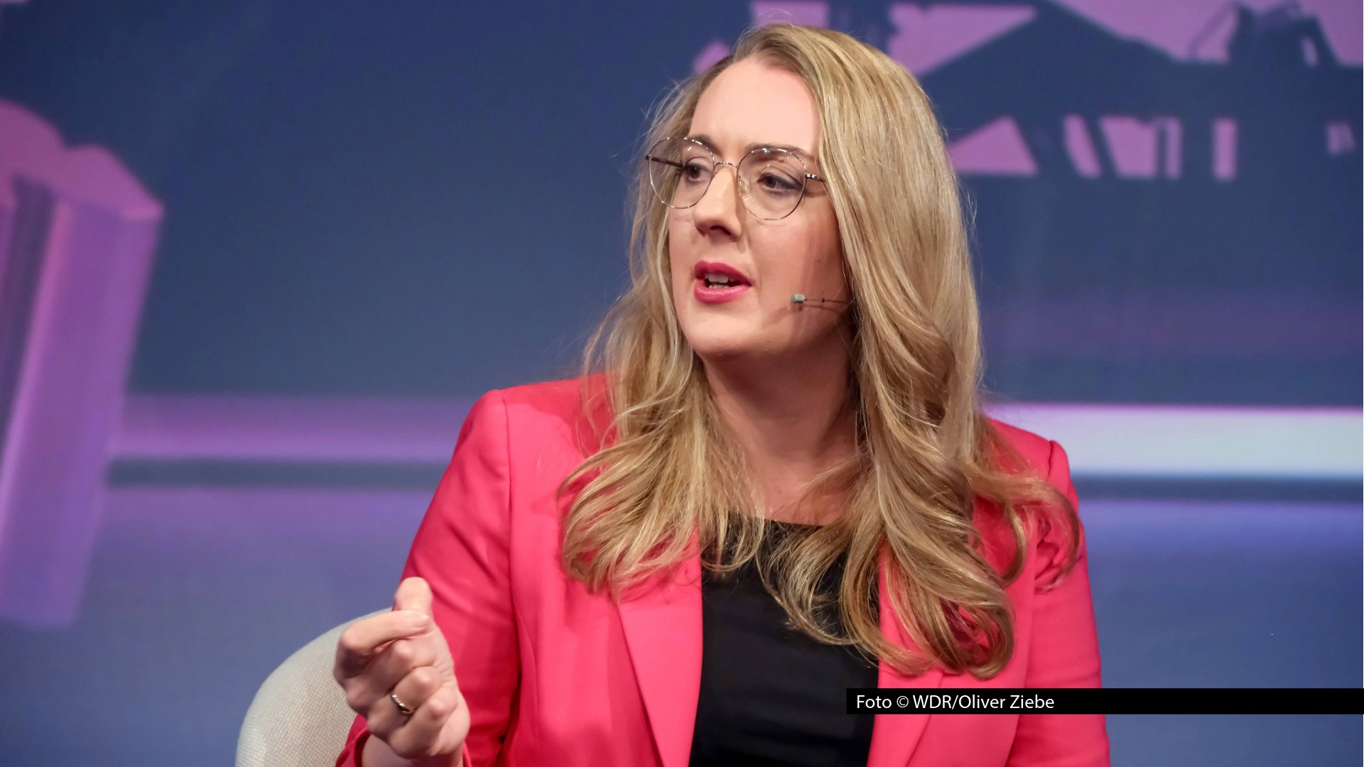 Am 17. September begrüßt Sandra Maischberger u. a. die Grünen-Politikerin Katharina Dröge in ihrer ARD-Talkshow. Im Mittelpunkt steht die Debatte über den Bundeshaushalt. Außerdem geht’s um die politischen Gräben in den USA, die seit der Ermordung von Charlie Kirk noch tiefer geworden sind. Foto © WDR/Oliver Ziebe