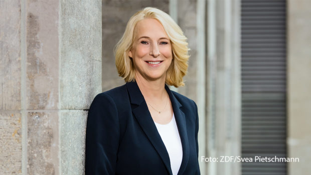 ZDF-Kriegsreporterin Katrin Eigendorf spricht in der ARD-Talkshow „Maischberger“ am 13. März über ihre Erfahrungen in der Ukraine. Am selben Abend begrüßt Gastgeberin Sandra Maischberger auch den ehemaligen CDU-Parteivorsitzenden Armin Laschet, der über den Umgang mit der AfD diskutiert. (Foto: ZDF/Svea Pietschmann)