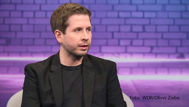 In der neuesten Ausgabe der ARD-Talkshow „Maischberger“ blickt Moderatorin Sandra Maischberger mit ihren Gästen auf die jüngsten Landtagswahlen in Thüringen und Sachsen. Im Studio begrüßt sie dazu u.a. Kevin Kühnert (SPD)und Amira Mohamed Ali (BSW). (Foto: WDR/Oliver Ziebe)