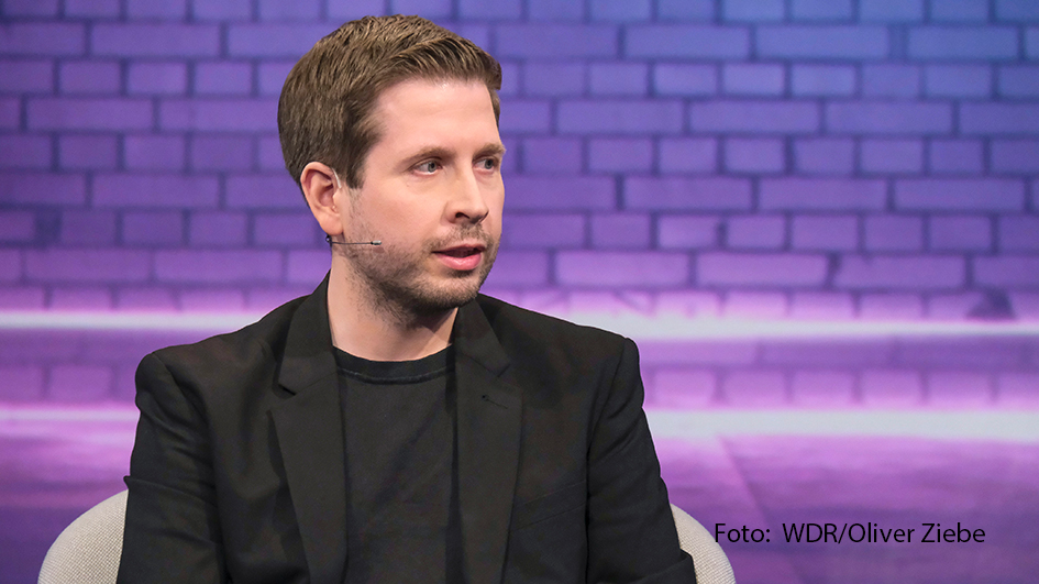 In der neuesten Ausgabe der ARD-Talkshow „Maischberger“ blickt Moderatorin Sandra Maischberger mit ihren Gästen auf die jüngsten Landtagswahlen in Thüringen und Sachsen. Im Studio begrüßt sie dazu u.a. Kevin Kühnert (SPD)und Amira Mohamed Ali (BSW). (Foto: WDR/Oliver Ziebe)