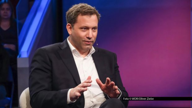 Ende der Woche wird im Bundestag final über die geplante Rentenreform abgestimmt. Kurz vor der wichtigen Entscheidung spricht Sandra Maischberger in ihrer ARD-Talkshow mit Bundesfinanzminister und Vizekanzler Lars Klingbeil (SPD). Foto © WDR/Oliver Ziebe