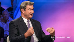Bayerns Ministerpräsident Markus Söder fordert Neuwahlen im Bund. Wie er sich ein entsprechendes Szenario vorstellt, verrät er möglicherweise am 29. November in der ARD-Talkshow „Maischberger“. Weitere Gäste ab 22:50 Uhr sind u.a. Christoph Daum und Cherno Jobatey. (Foto: WDR/Oliver Ziebe)