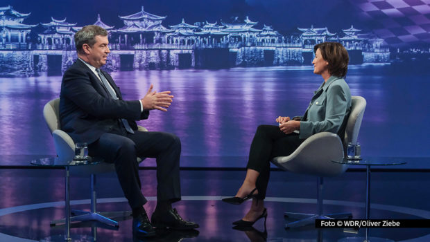 Am 28. Januar, diskutiert Sandra Maischberger in ihrer ARD-Talkshow über die Pläne von Kanzlerkandidat Friedrich Merz über eine Verschärfung der Migrationspolitik. Zu Gast ist u.a. Bayerns Ministerpräsident Markus Söder, der die Unions-Anträge erläutert und die Haltung zur AfD definiert. (Foto: WDR/Oliver Ziebe)