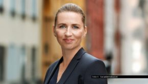 Moderatorin Sandra Maischberger lädt am 27. Januar zu einer neuen Ausgabe ihrer ARD-Talkshow ein. Diesmal spricht sie u.a. mit der dänischen Ministerpräsidentin Mette Frederiksen sowie der Schauspielerin und Aktivistin Uschi Glas. Foto © Socialdemokratiet