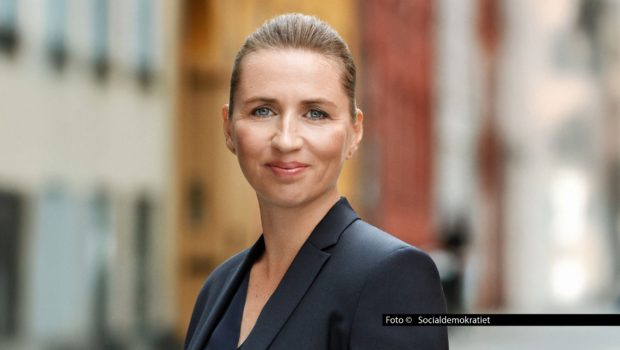 Moderatorin Sandra Maischberger lädt am 27. Januar zu einer neuen Ausgabe ihrer ARD-Talkshow ein. Diesmal spricht sie u.a. mit der dänischen Ministerpräsidentin Mette Frederiksen sowie der Schauspielerin und Aktivistin Uschi Glas. Foto © Socialdemokratiet