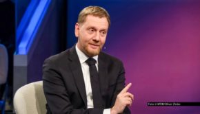 In der aktuellen Ausgabe ihrer ARD-Talkshow widmet sich Sandra Maischberger den von der Bundesregierung angekündigten Maßnahmen zur Entlastung bei den steigenden Energiekosten. Zu diesem Thema begrüßt sie u.a. Sachsens Ministerpräsidenten Michael Kretschmer (CDU). Foto © WDR/Oliver Ziebe