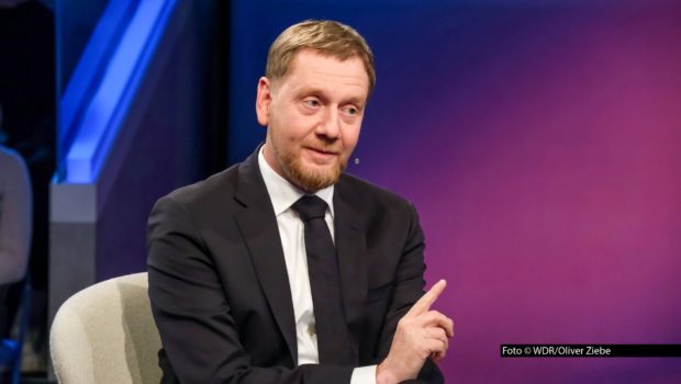 In der aktuellen Ausgabe ihrer ARD-Talkshow widmet sich Sandra Maischberger den von der Bundesregierung angekündigten Maßnahmen zur Entlastung bei den steigenden Energiekosten. Zu diesem Thema begrüßt sie u.a. Sachsens Ministerpräsidenten Michael Kretschmer (CDU). Foto © WDR/Oliver Ziebe