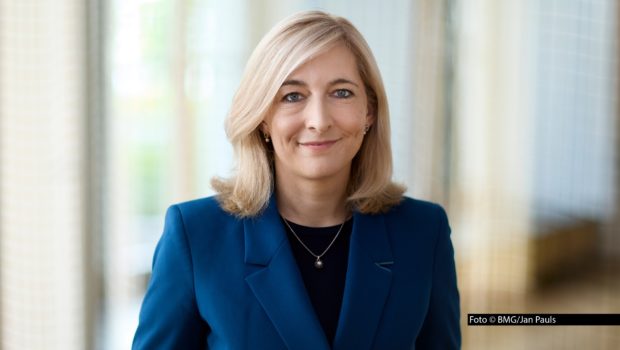 Bundesgesundheitsministerin Nina Warken (CDU) diskutiert am 5. Mai in der ARD-Talkshow „Maischberger" über die Gesundheitsreform. Zu Gast im Studio ist zudem Wikipedia-Gründer Jimmy Wales. Sein Thema: Meinungsfreiheit und die USA unter Präsident Trump. Foto © BMG/Jan Pauls
