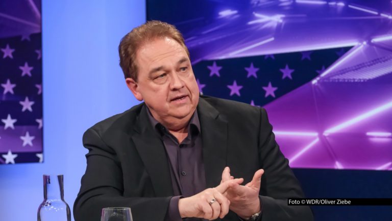 Am 2. Juni zeigt das Erste eine neue Ausgabe der Talkshow „Maischberger“. Zu den Gästen von Moderatorin Sandra Maischberger zählen am Abend u.a. Satiriker Oliver Kalkofe sowie Publizist Albrecht von Lucke und CDU-Politiker Karsten Wildberger. Foto © WDR/Oliver Ziebe