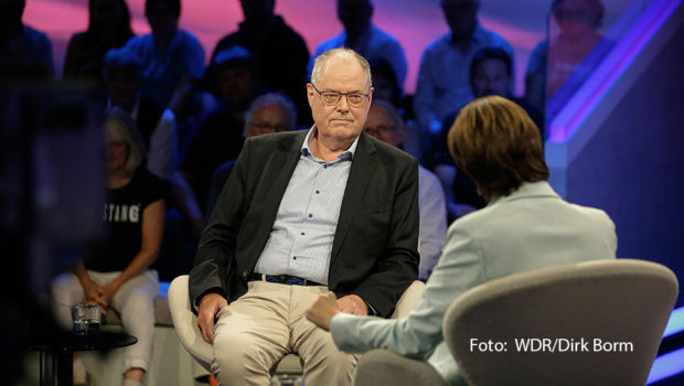 Der Druck auf die Ampelkoalition steigt täglich. Welche Maßnahmen die Regierungsparteien nun ergreifen sollten, erklärt der ehemalige SPD-Bundesfinanzminister Peer Steinbrück am 17. Januar in einer neuen Ausgabe der ARD-Talkshow „Maischberger“. (Foto: WDR/Dirk Borm)