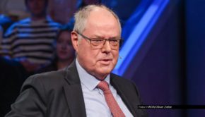 Bundeskanzler Friedrich Merz hatte zahlreiche Reformen angekündigt. Doch derzeit scheint vieles ins Stocken geraten zu sein. Woran liegt’s? Sandra Maischberger fragt in ihrer ARD-Talkshow nach – am 9. Dezember beim ehemaligen Bundesfinanzminister Peer Steinbrück. Foto © WDR/Oliver Ziebe