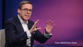 Nächste Woche beantwortet der Bundestag die Vertrauensfrage von Olaf Scholz. Wie danach der Wahlkampf für die bisherigen Oppositionsparteien aussehen wird, diskutiert Sandra Maischberger am 10. Dezember in ihrer ARD-Talkshow u.a. mit CDU-Politiker Philipp Amthor. (Foto: WDR/Oliver Ziebe)