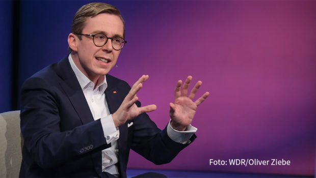 Nächste Woche beantwortet der Bundestag die Vertrauensfrage von Olaf Scholz. Wie danach der Wahlkampf für die bisherigen Oppositionsparteien aussehen wird, diskutiert Sandra Maischberger am 10. Dezember in ihrer ARD-Talkshow u.a. mit CDU-Politiker Philipp Amthor. (Foto: WDR/Oliver Ziebe)