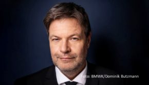 Am 11. Oktober begrüßt Sandra Maischberger den Bundesminister für Wirtschaft und Klimaschutz Robert Habeck zum ausführlichen Interview in einer neuen Ausgabe ihrer ARD-Talkshow. Es geht u.a. um die derzeitige Wirtschaftskrise sowie den Krieg in der Ukraine und in Israel. (Foto: BMWK/Dominik Butzmann)