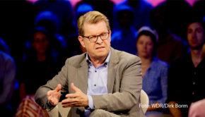 In der neuesten Ausgabe von „Maischberger“ geht Gastgeberin Sandra Maischberger dem Ampelstreit um die geplanten Sozialreformen auf den Grund. Zur Diskussionsrunde begrüßt sie u.a. den SPD-Politiker Ralf Stegner und seinen CDU-Kollegen Philipp Amthor. (Foto: WDR/Dirk Borm)