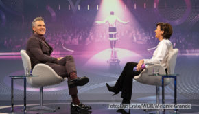 Robbie Williams ist am 11. Dezember bei „Maischberger“ zu Gast. Der britische Superstar spricht über das aktuelle Biopic „Better Man“ und Kindheitstraumata. Außerdem diskutiert Baden-Württembergs Ministerpräsident Winfried Kretschmann mit Sandra Maischberger über die Zukunft von Schwarz-Grün im Bund. (Foto: Das Erste/WDR/Melanie Grande)