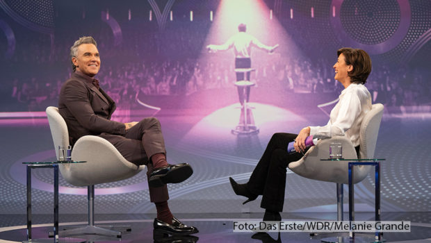Robbie Williams ist am 11. Dezember bei „Maischberger“ zu Gast. Der britische Superstar spricht über das aktuelle Biopic „Better Man“ und Kindheitstraumata. Außerdem diskutiert Baden-Württembergs Ministerpräsident Winfried Kretschmann mit Sandra Maischberger über die Zukunft von Schwarz-Grün im Bund. (Foto: Das Erste/WDR/Melanie Grande)