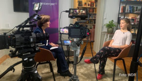 Für die heutige Ausgabe ihrer Talkshow reiste Sandra Maischberger nach Schweden und spricht mit der Klimaaktivistin Greta Thunberg darüber, was die Energiekrise für den Umweltschutz bedeutet. Weitere Gäste sind u.a. Bundestagvizepräsident Wolfgang Kubicki und der Leiter des ZDF-Hauptstadtstudios Theo Koll. (Foto: WDR)