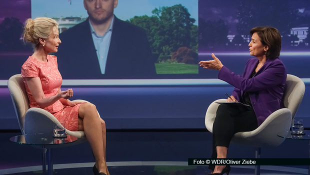 Wohin steuern die USA? In ihrer ARD-Talkshow suchen Sandra Maischberger und die Juristin und USA-Expertin Sandra Navidi nach Antworten. Zu Gast ist u.a. auch die Schauspielerin Iris Berben, die sich für Deutschland endlich eine Bundespräsidentin wünscht. (Foto © WDR/Oliver Ziebe)