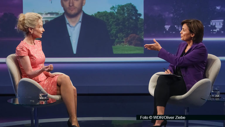 Wohin steuern die USA? In ihrer ARD-Talkshow suchen Sandra Maischberger und die Juristin und USA-Expertin Sandra Navidi nach Antworten. Zu Gast ist u.a. auch die Schauspielerin Iris Berben, die sich für Deutschland endlich eine Bundespräsidentin wünscht. (Foto © WDR/Oliver Ziebe)