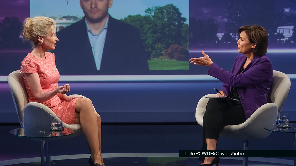 Wohin steuern die USA? In ihrer ARD-Talkshow suchen Sandra Maischberger und die Juristin und USA-Expertin Sandra Navidi nach Antworten. Zu Gast ist u.a. auch die Schauspielerin Iris Berben, die sich für Deutschland endlich eine Bundespräsidentin wünscht. (Foto © WDR/Oliver Ziebe)