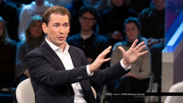 In der aktuellen Ausgabe ihrer ARD-Talkshow spricht Sandra Maischberger u.a. mit dem ehemaligen österreichischen Bundeskanzler Sebastian Kurz, Sachsens Ministerpräsident Michael Kretschmer und dem früheren luxemburgischen Außenminister Jean Asselborn. Foto © WDR/Melanie Grande