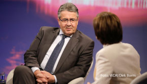 Die ARD-Talkshow „Maischberger“ ist zurück. Zum Jahresauftakt begrüßt Gastgeberin Sandra Maischberger am 9. Januar u.a. den ehemaligen Bundesaußenminister Sigmar Gabriel, den Grünen-Parteivorsitzenden Omid Nouripour sowie Bayerns Wirtschaftsminister Hubert Aiwanger. (Foto: WDR/Dirk Borm)